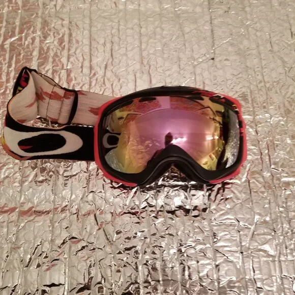 Oakley Orange Yellow and Black Snow Goggles with Yellow-tinted Reflective Lens. - Picture 2 of 7